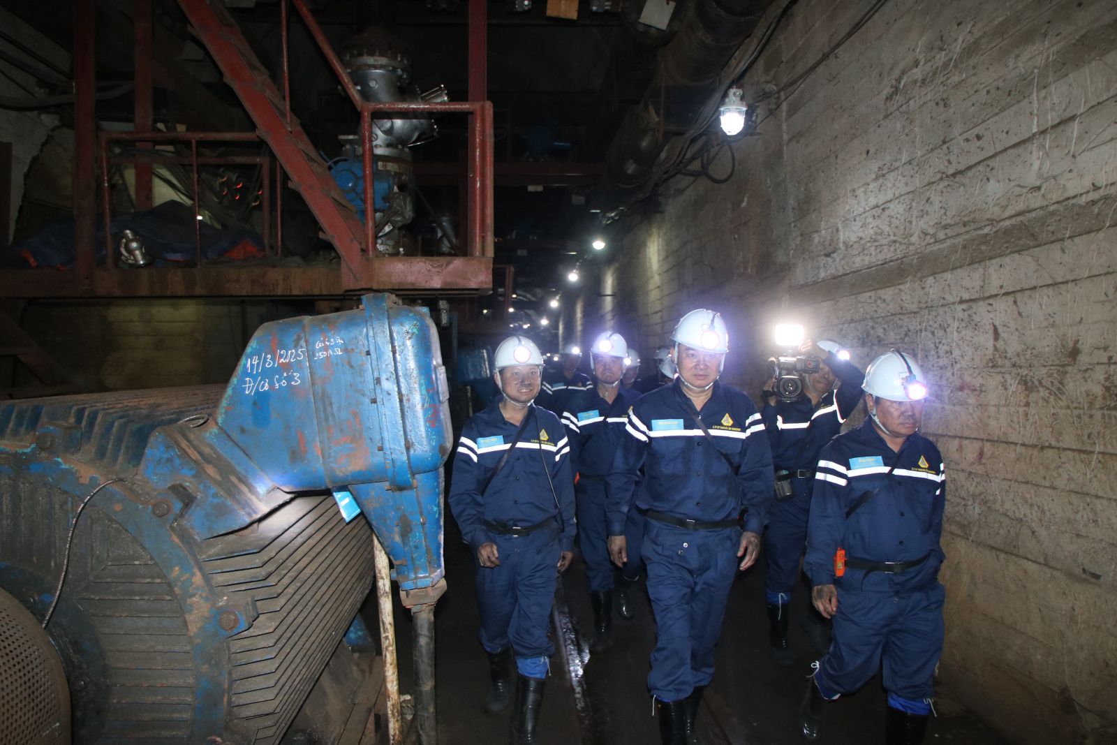 Ông Vũ Đại Thắng, Uỷ viên Trung ương Đảng, Bí thư Tỉnh ủy Quảng Ninh và đoàn công tác kiểm tra sản xuất hầm lò và lò chợ cơ giới hóa đồng bộ công suất 1,2 triệu tấn/năm