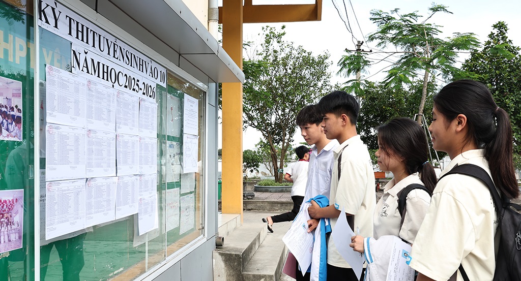 Các em thí sinh xem thông tin phòng thi tại Trường THPT Yên Khánh B. (Ảnh Báo Ninh Bình) Các em thí sinh xem thông tin phòng thi tại Trường THPT Yên Khánh B. (Ảnh Báo Ninh Bình)