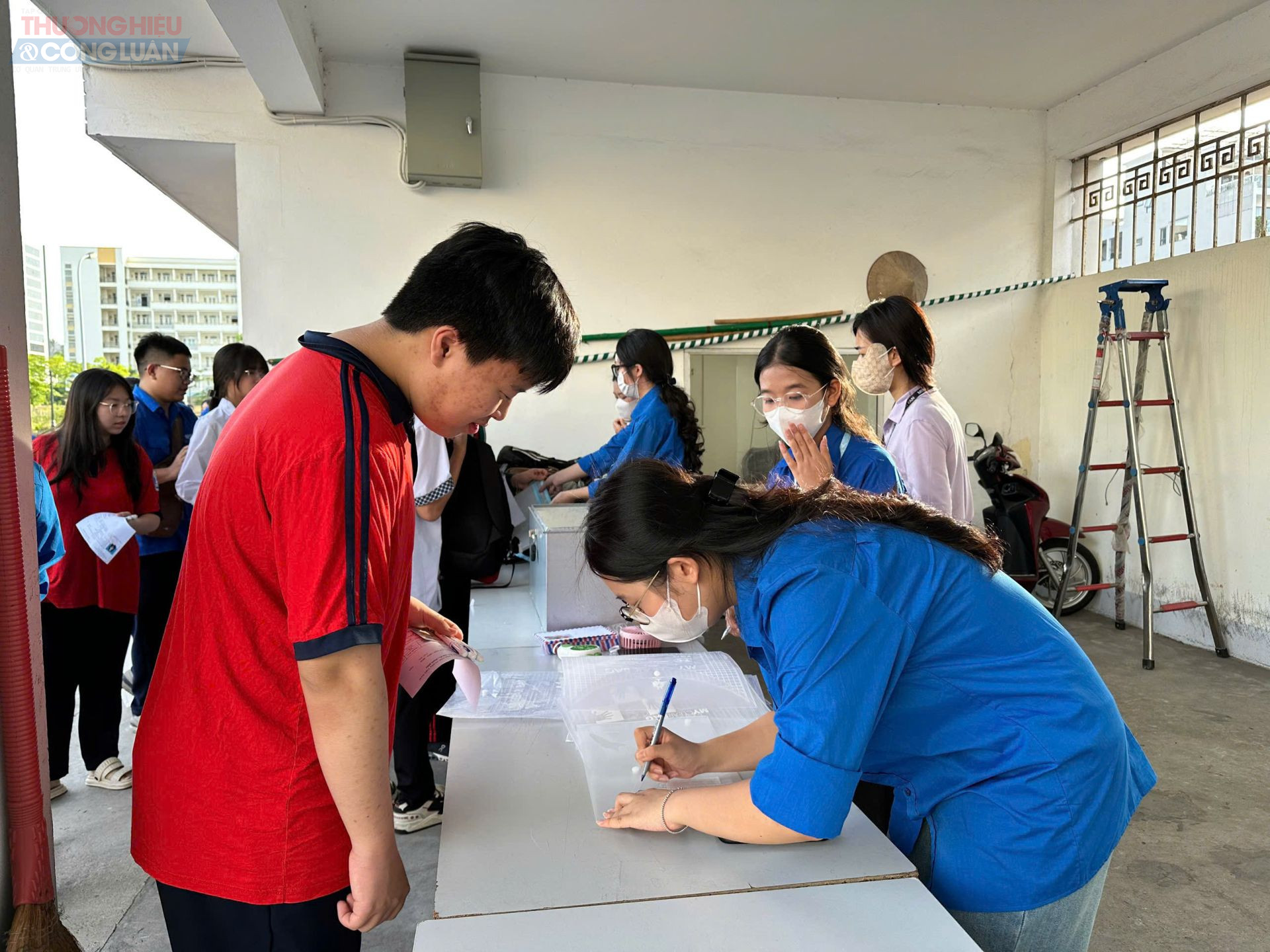 Các thí sinh làm thủ tục trong buổi thi môn Ngữ Văn sáng 1/6.