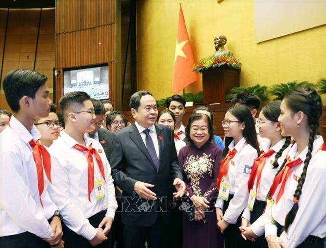 Chủ tịch Quốc hội Trần Thanh Mẫn nói chuyện với đại biểu trẻ em dự Phiên họp giả định "Quốc hội trẻ em" lần thứ hai (Hà Nội, 29/9/2024). Ảnh: Thống Nhất/TTXVN Chủ tịch Quốc hội Trần Thanh Mẫn nói chuyện với đại biểu trẻ em dự Phiên họp giả định "Quốc hội trẻ em" lần thứ hai (Hà Nội, 29/9/2024). Ảnh: Thống Nhất/TTXVN