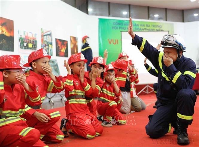 Thiếu nhi thủ đô trải nghiệm làm lính cứu hỏa, thực hiện kỹ năng di chuyển thoát ra khỏi đám khói tại "Ngày hội Thế giới tuổi thơ" do Bộ Văn hóa, Thể thao và Du lịch tổ chức ([01/06/2023). Ảnh: Thanh Tùng/TTXVN Thiếu nhi thủ đô trải nghiệm làm lính cứu hỏa, thực hiện kỹ năng di chuyển thoát ra khỏi đám khói tại "Ngày hội Thế giới tuổi thơ" do Bộ Văn hóa, Thể thao và Du lịch tổ chức ([01/06/2023). Ảnh: Thanh Tùng/TTXVN