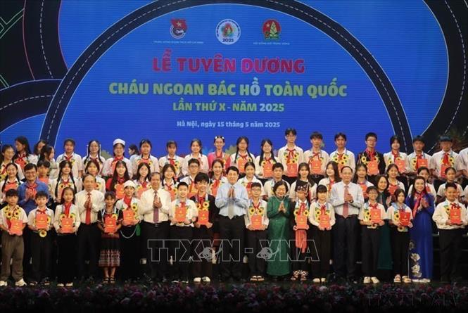 Chủ tịch nước Lương Cường với các đại biểu cháu ngoan Bác Hồ tại Lễ tuyên dương Cháu ngoan Bác Hồ toàn quốc lần thứ X, năm 2025. Ảnh: Lâm Khánh/TTXVN Chủ tịch nước Lương Cường với các đại biểu cháu ngoan Bác Hồ tại Lễ tuyên dương Cháu ngoan Bác Hồ toàn quốc lần thứ X, năm 2025. Ảnh: Lâm Khánh/TTXVN