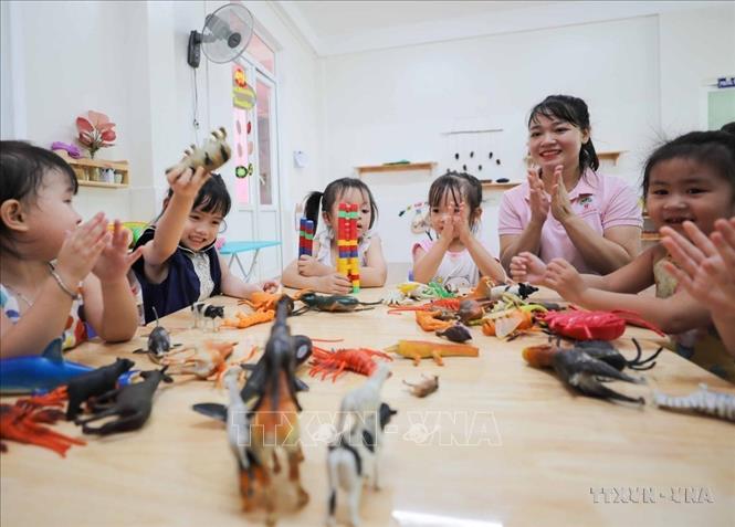 Niềm vui của trẻ khi được mẹ mua đồ chơi Trung Thu trên phố Hàng Lược (Hà Nội). Ảnh: Quốc Khánh/TTXVN Niềm vui của trẻ khi được mẹ mua đồ chơi Trung Thu trên phố Hàng Lược (Hà Nội). Ảnh: Quốc Khánh/TTXVN