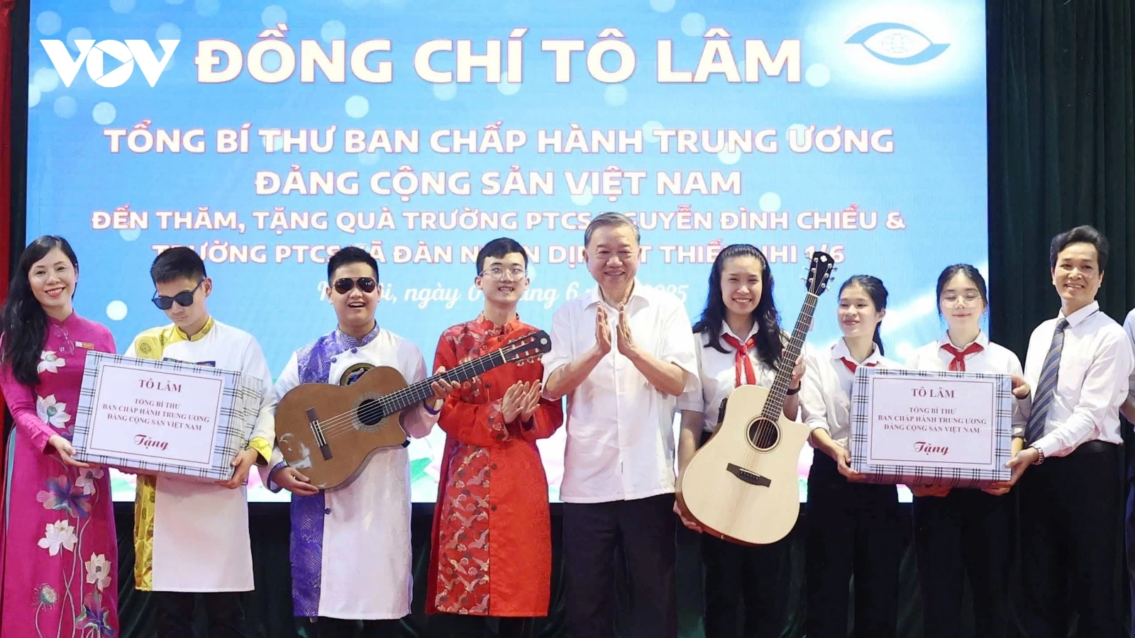 Tổng Bí thư Tô Lâm đến thăm và tặng quà thầy cô và học sinh Trường PTCS Nguyễn Đình Chiểu và PTCS Xã Đàn (Hà Nội). Tổng Bí thư Tô Lâm đến thăm và tặng quà thầy cô và học sinh Trường PTCS Nguyễn Đình Chiểu và PTCS Xã Đàn (Hà Nội).