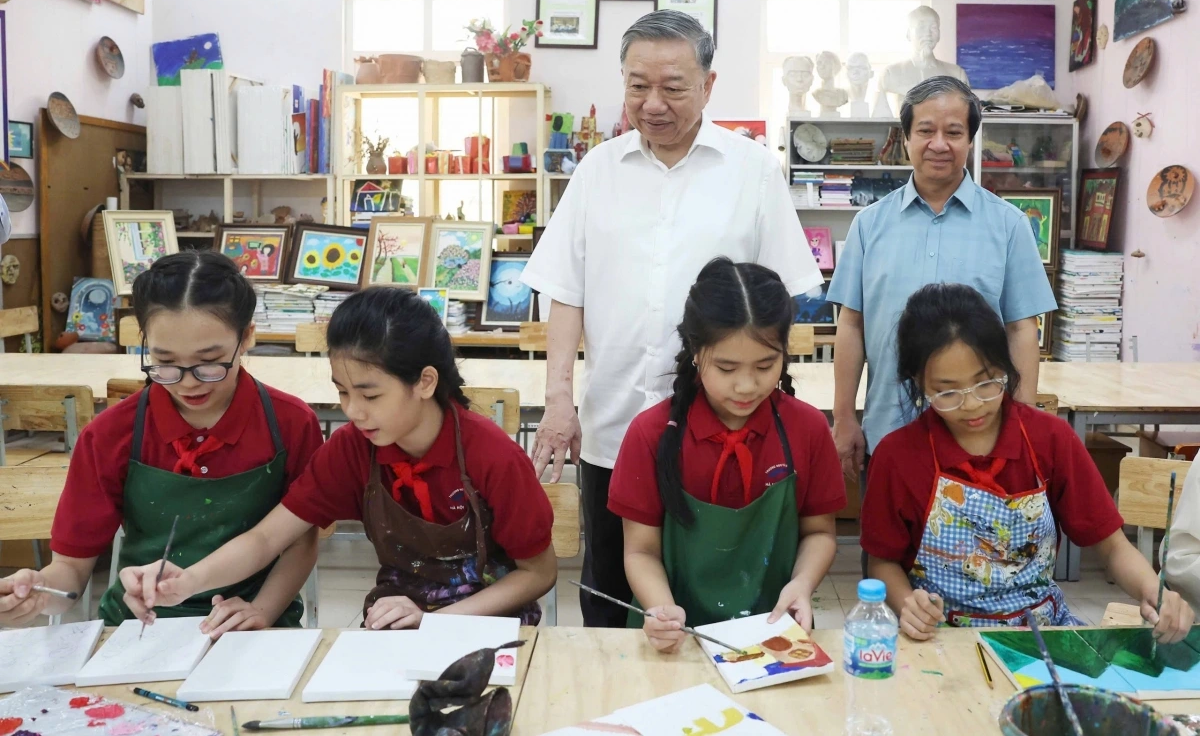 Tổng Bí thư Tô Lâm thăm và tặng quà trường Nguyễn Đình Chiểu và Xã Đàn