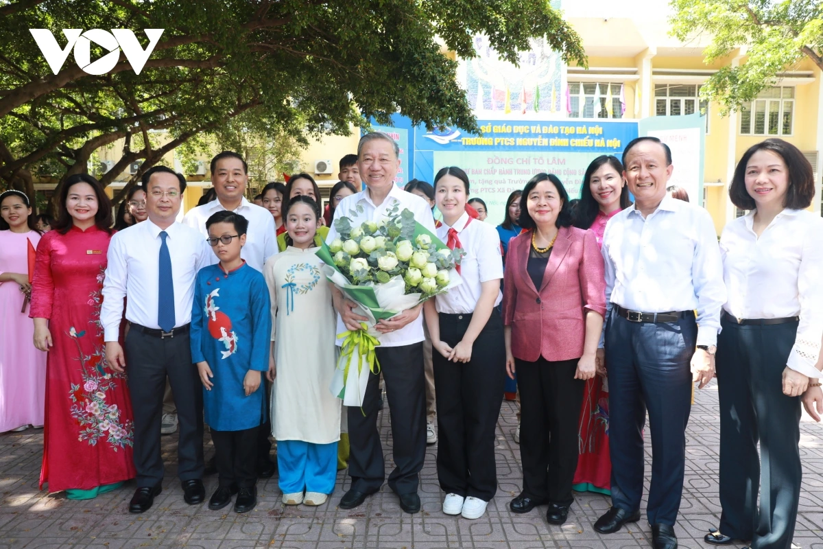 Tổng Bí thư Tô Lâm và Bí thư Thành ủy Hà Nội Bùi Thị Minh Hoài đến thăm, tặng quà thầy cô, học sinh Trường PTCS Nguyễn Đình Chiểu và PTCS Xã Đàn (Hà Nội) nhân Ngày Quốc tế Thiếu nhi 1/6. Tổng Bí thư Tô Lâm và Bí thư Thành ủy Hà Nội Bùi Thị Minh Hoài đến thăm, tặng quà thầy cô, học sinh Trường PTCS Nguyễn Đình Chiểu và PTCS Xã Đàn (Hà Nội) nhân Ngày Quốc tế Thiếu nhi 1/6.