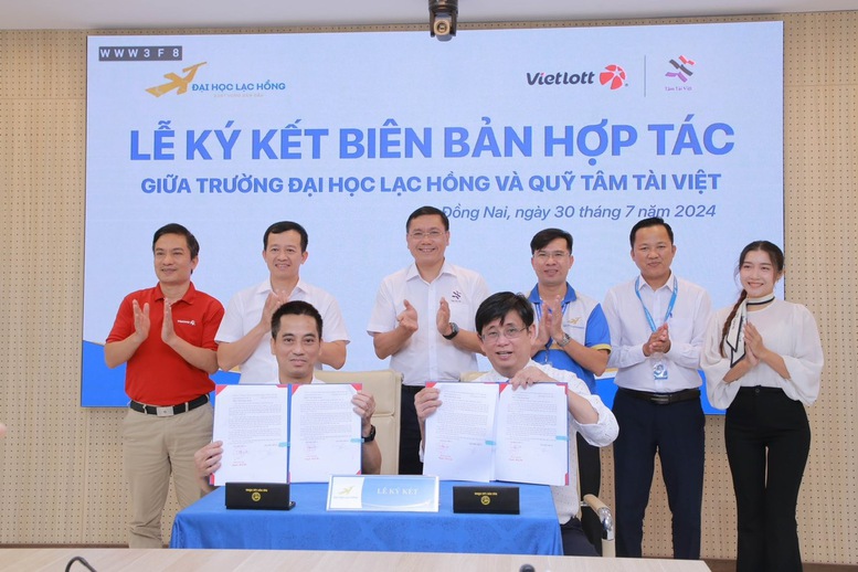 Vietlott và Quỹ Tâm Tài Việt trao học bổng cho sinh viên tại các trường Đại học