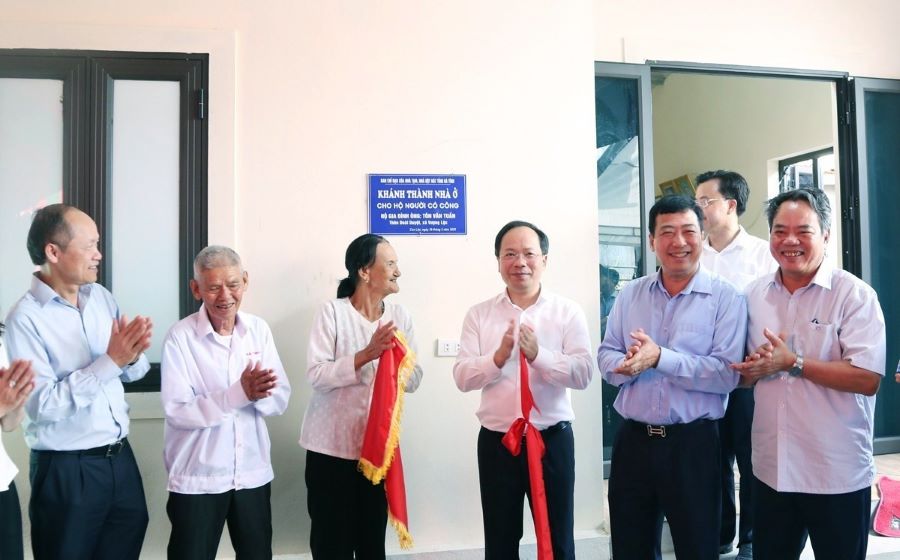 Lãnh đạo tỉnh Hà Tĩnh thực hiện nghi thức khánh thành nhà ở cho gia đình có công với cách mạng có hoàn cảnh khó khăn ở huyện Can Lộc.