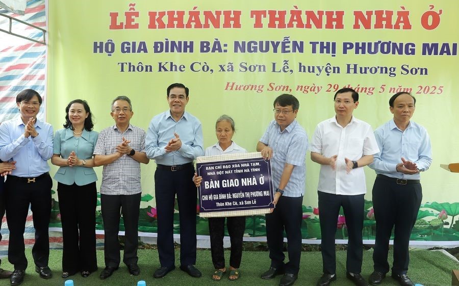 Lãnh đạo UBND tỉnh Hà Tĩnh dự lễ khánh thành và bàn giao nhà ở, tặng quà cho gia đình khó khăn ở huyện Hương Sơn.