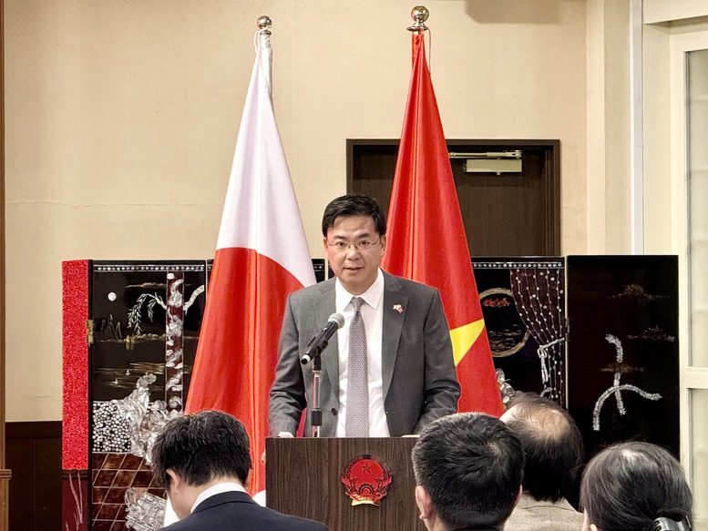 Đại sứ Việt Nam tại Nhật Bản Phạm Quang Hiệu báo cáo với Phó Thủ tướng và thông tin với toàn thể đại biểu về cộng đồng trí thức Việt Nam tại Nhật Bản - Ảnh: VGP/Thu Sa Đại sứ Việt Nam tại Nhật Bản Phạm Quang Hiệu báo cáo với Phó Thủ tướng và thông tin với toàn thể đại biểu về cộng đồng trí thức Việt Nam tại Nhật Bản - Ảnh: VGP/Thu Sa