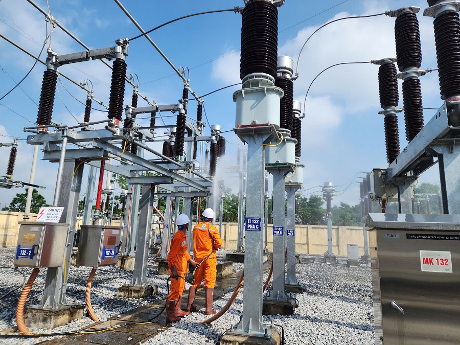 Công nhân EVNNPC vệ sinh cách điện bằng nước áp lực cao tại trạm biến áp 110kV Gò Trẩu - Tuyên Quang trong điều kiện vận hành, nhằm đảm bảo an toàn thiết bị và duy trì cung cấp điện ổn định, liên tục trong mùa nắng nóng Công nhân EVNNPC vệ sinh cách điện bằng nước áp lực cao tại trạm biến áp 110kV Gò Trẩu - Tuyên Quang trong điều kiện vận hành, nhằm đảm bảo an toàn thiết bị và duy trì cung cấp điện ổn định, liên tục trong mùa nắng nóng