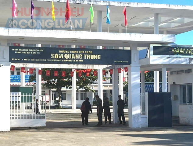 Tại điểm thi tuyển sinh lớp 10, trường THCS Đàm Quang Trung, quận Liên chiểu. Tại điểm thi tuyển sinh lớp 10, trường THCS Đàm Quang Trung, quận Liên chiểu.