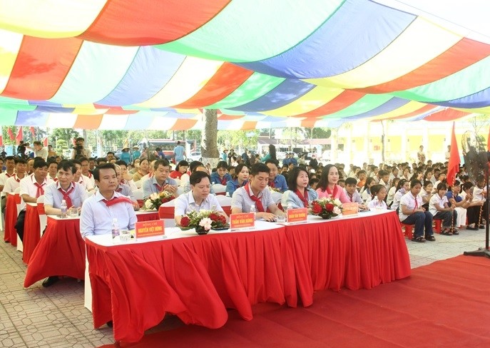 Các đại biểu và học sinh dự lễ phát động.