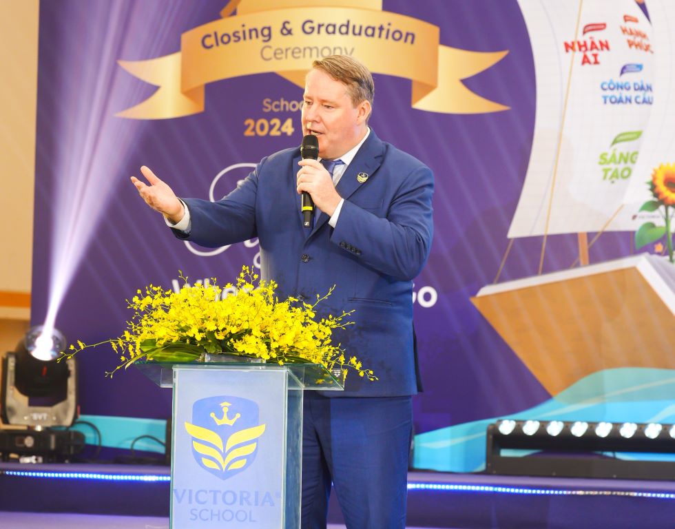 ThS. Christopher Bradley chia sẻ tại buổi lễ tổng kết năm học của Victoria School - Nam Sài Gòn.