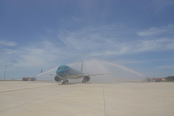 Chuyến bay đầu tiên mang số hiệu VN435 chở theo 186 hành khách trên máy bay Airbus A321neo từ Busan hạ cánh tại cảng hàng không Quốc tế Cam Ranh