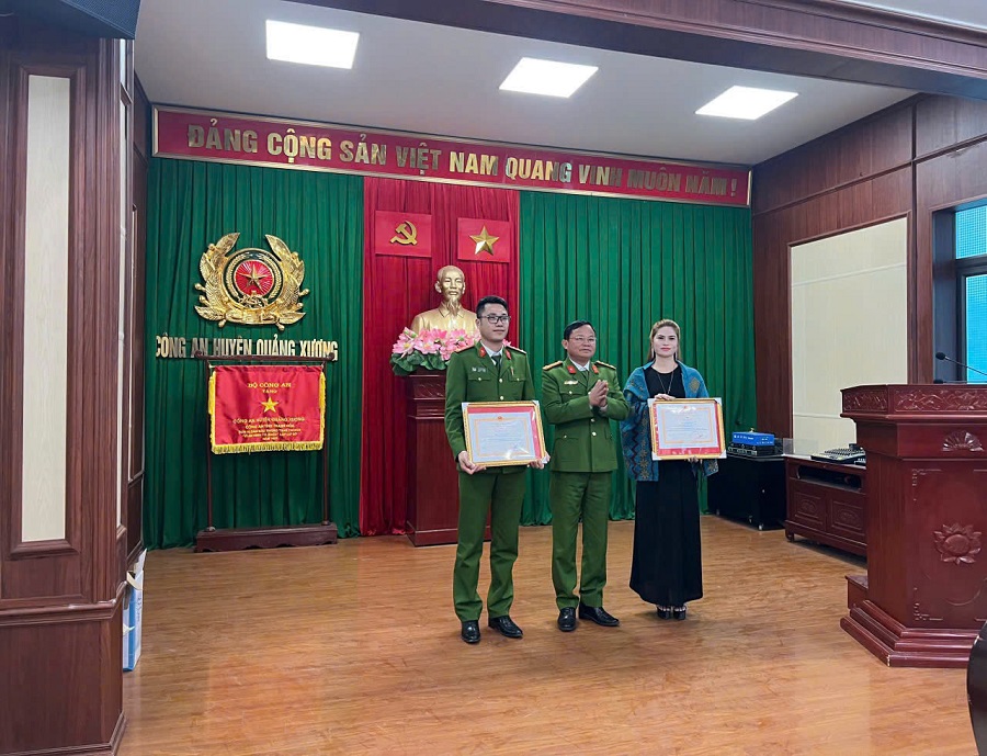 Nữ Giám đốc Cao Thị Điệp nhận Giấy khen với những thành tích xuất sắc trong việc phối hợp tiếp nhận, hỗ trợ và tạo sinh kế cho người hoàn lương