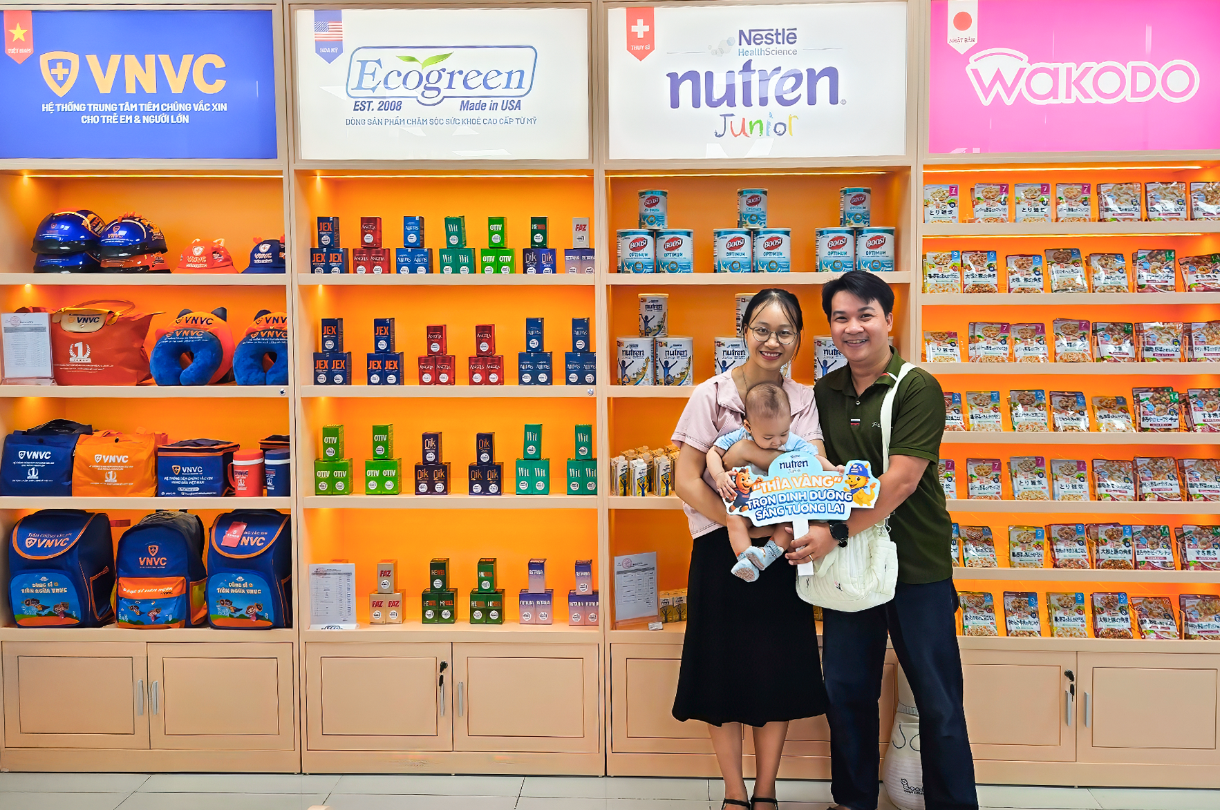 Tại VNVC SHOP, khách hàng được tư vấn đầy đủ các thông tin khoa học trước, trong và sau quá trình sử dụng các sản phẩm. Ảnh: Mộc Thảo