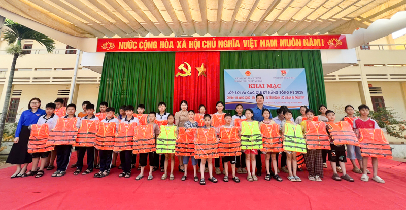 Khai mạc lớp dạy bơi miễn phí cho thiếu nhi tại Trường THCS Phạm Văn Hinh (Thạch Thành).