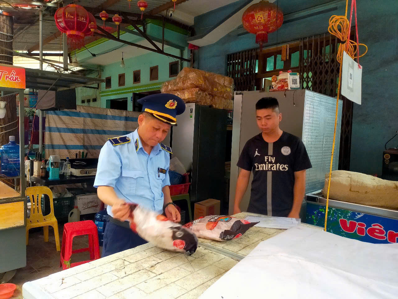 Đội QLTT số 4, Chi cục QLTT Lạng Sơn kiểm tra đột xuất 1 hộ kinh doanh thực phẩm nhập lậu tại huyện Chi Lăng, tỉnh Lạng Sơn Đội QLTT số 4, Chi cục QLTT Lạng Sơn kiểm tra đột xuất 1 hộ kinh doanh thực phẩm nhập lậu tại huyện Chi Lăng, tỉnh Lạng Sơn