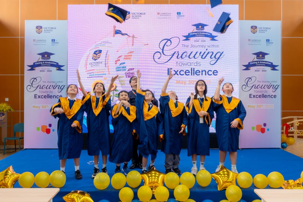 Học sinh lớp 5 tại Victoria School - Riverside chính thức tốt nghiệp Tiểu học.