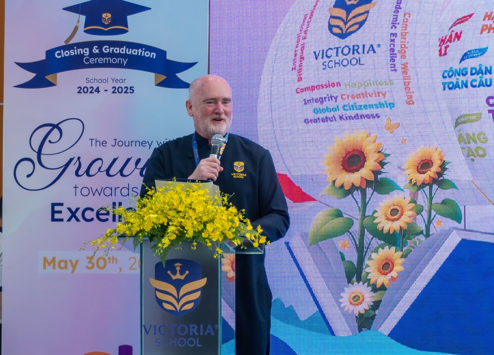 ThS. David Rynne - Tổng Hiệu trưởng Victoria School - Riverside phát biểu tại buổi lễ.