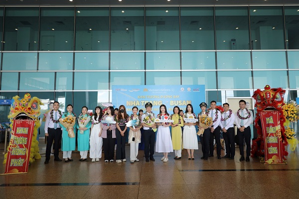 Chụp ảnh lưu niệm với phi hành đoàn và hành khách trong chuyến bay đầu tiên mang số hiệu VN435 từ Busan hạ cánh tại cảng hàng không Quốc tế Cam Ranh