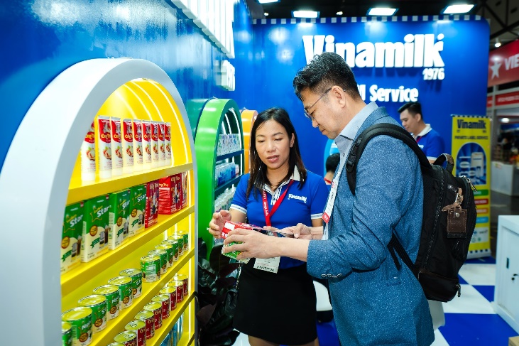 Nhiều khách hàng tìm hiểu về các sản phẩm đổi mới của Vinamilk với bước đột phá về dinh dưỡng, công nghệ và hương vị