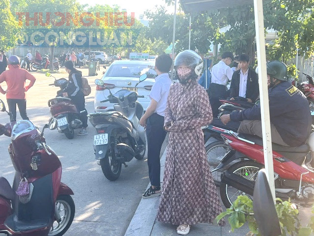 Ngay từ sáng sớm, hầu hết phụ huynh đã đưa các thí sinh có mặt tại 33 điểm thi. Ngay từ sáng sớm, hầu hết phụ huynh đã đưa các thí sinh có mặt tại 33 điểm thi.