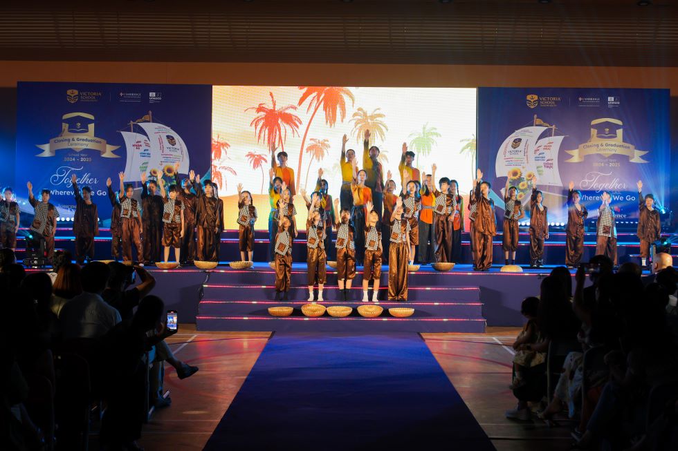 Học sinh Victoria School  thể hiện tài năng nghệ thuật tại Lễ tổng kết.