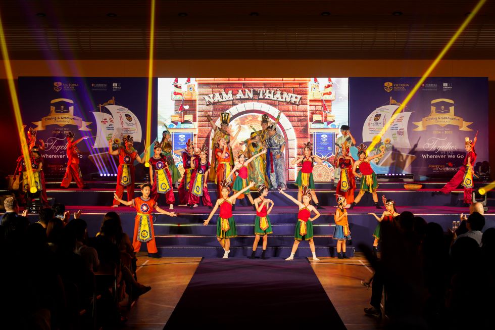 Học sinh Victoria School tái hiện vở nhạc kịch “Chiếc nỏ thần” tại sân khấu Lễ tổng kết.