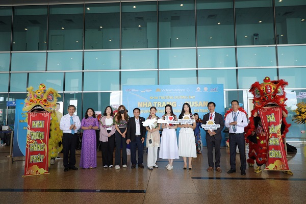 Chụp ảnh lưu niệm giữa đại diện Vietnam Airline với đại diện các cơ quan chức năng tỉnh Khánh Hòa sau trong lễ khai trương và đón chuyến bay VN435