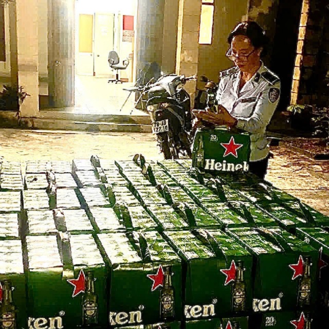 Lực lượng chức năng đang kiểm tra lô hàng bia chai Heineken Ảnh: Minh Hạnh Lực lượng chức năng đang kiểm tra lô hàng bia chai Heineken Ảnh: Minh Hạnh