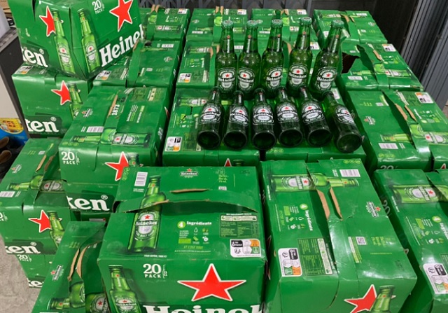 Cận cảnh lô hàng 3.000 chai bia Heineken. Ảnh: MH Cận cảnh lô hàng 3.000 chai bia Heineken. Ảnh: MH
