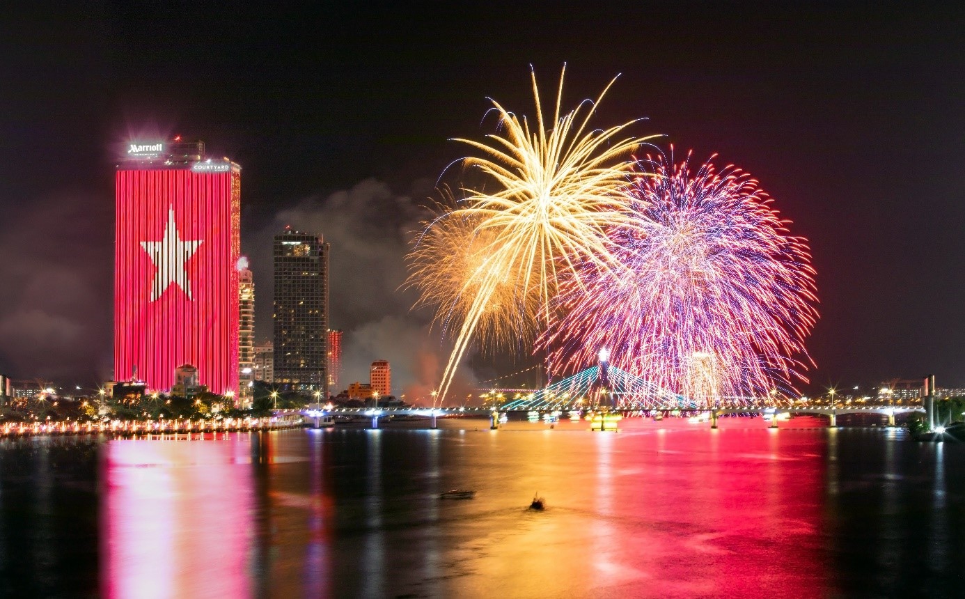 Khi ánh sáng nghệ thuật gặp ánh sáng pháo hoa – M Landmark Residences toả sáng giữa trung tâm Đà Nẵng. Khi ánh sáng nghệ thuật gặp ánh sáng pháo hoa – M Landmark Residences toả sáng giữa trung tâm Đà Nẵng.