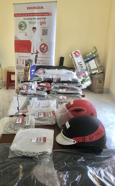Quầy trưng bày sản phẩm Honda thật – giả. Ảnh: Viết Hiền