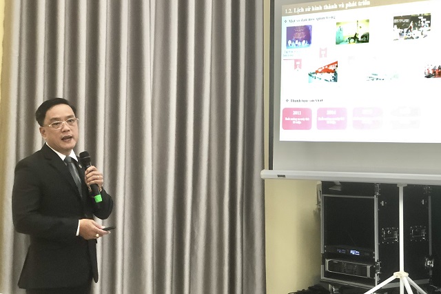 Chuyên gia Công ty Luật TNHH Phạm & Liên danh hướng dẫn cách nhận biết, phân biệt hàng thật - hàng giả đối với các sản phẩm của Honda Việt Nam. Ảnh: VH