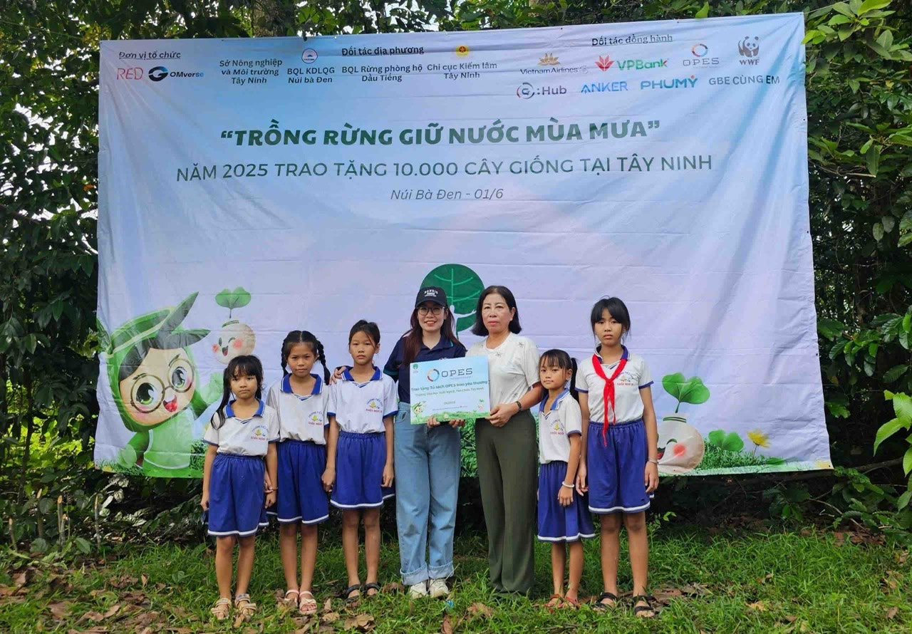 Tủ sách OPES Trao yêu thương tại trường tiểu học Suối Ngô B