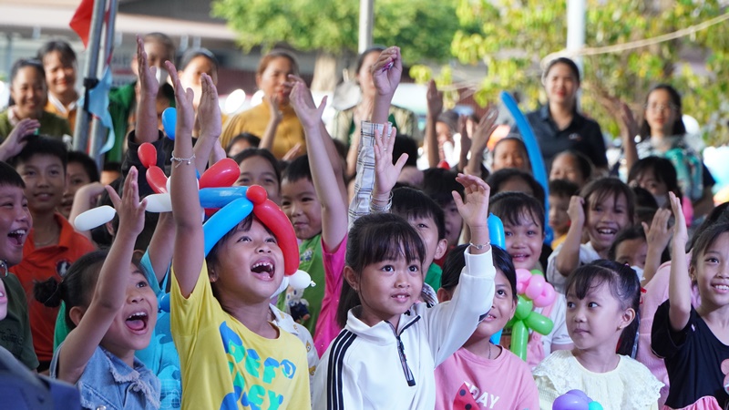 “Ngày hội Quốc tế thiếu nhi” của 300 trẻ em xã đảo Long Sơn