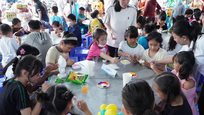 Các em hào hứng, chăm chú tô tượng