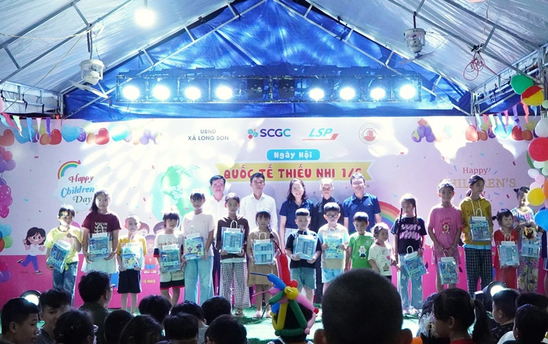 BTC trao những phần quà là dụng cụ học tập cho các em BTC trao những phần quà là dụng cụ học tập cho các em