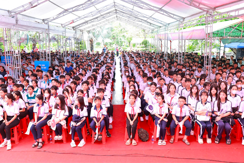 Đông đảo học sinh tham dự chương trình Caravan “Tuyên truyền phổ biến pháp luật về an toàn giao thông học đường” tại Thành phố Cà Mau. Đông đảo học sinh tham dự chương trình Caravan “Tuyên truyền phổ biến pháp luật về an toàn giao thông học đường” tại Thành phố Cà Mau.
