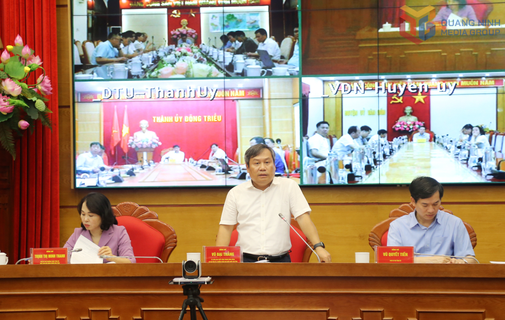 Ông Vũ Đại Thắng, Ủy viên Trung ương Đảng, Bí thư Tỉnh ủy, Trưởng Đoàn ĐBQH tỉnh, kết luận cuộc họp.