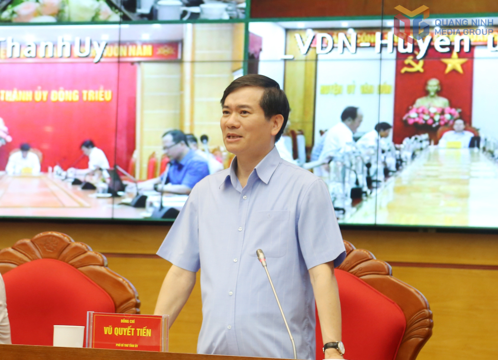 Ông Vũ Quyết Tiến, Phó Bí thư Tỉnh ủy, phát biểu tại cuộc họp.