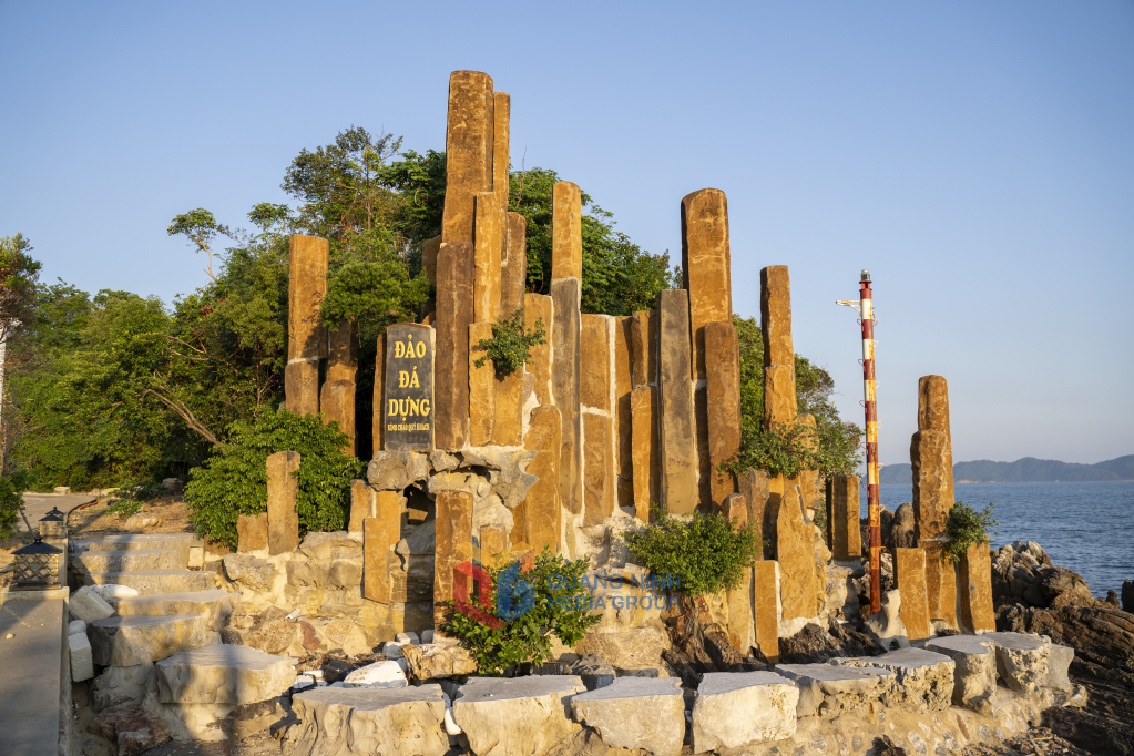 Những vách đá vách đá sừng sững giữa biển trời là nét đẹp độc đáo của đảo Đá Dựng.