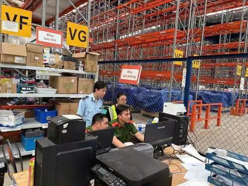 Lực lượng chức năng kiểm tra hàng hóa Lực lượng chức năng kiểm tra hàng hóa
