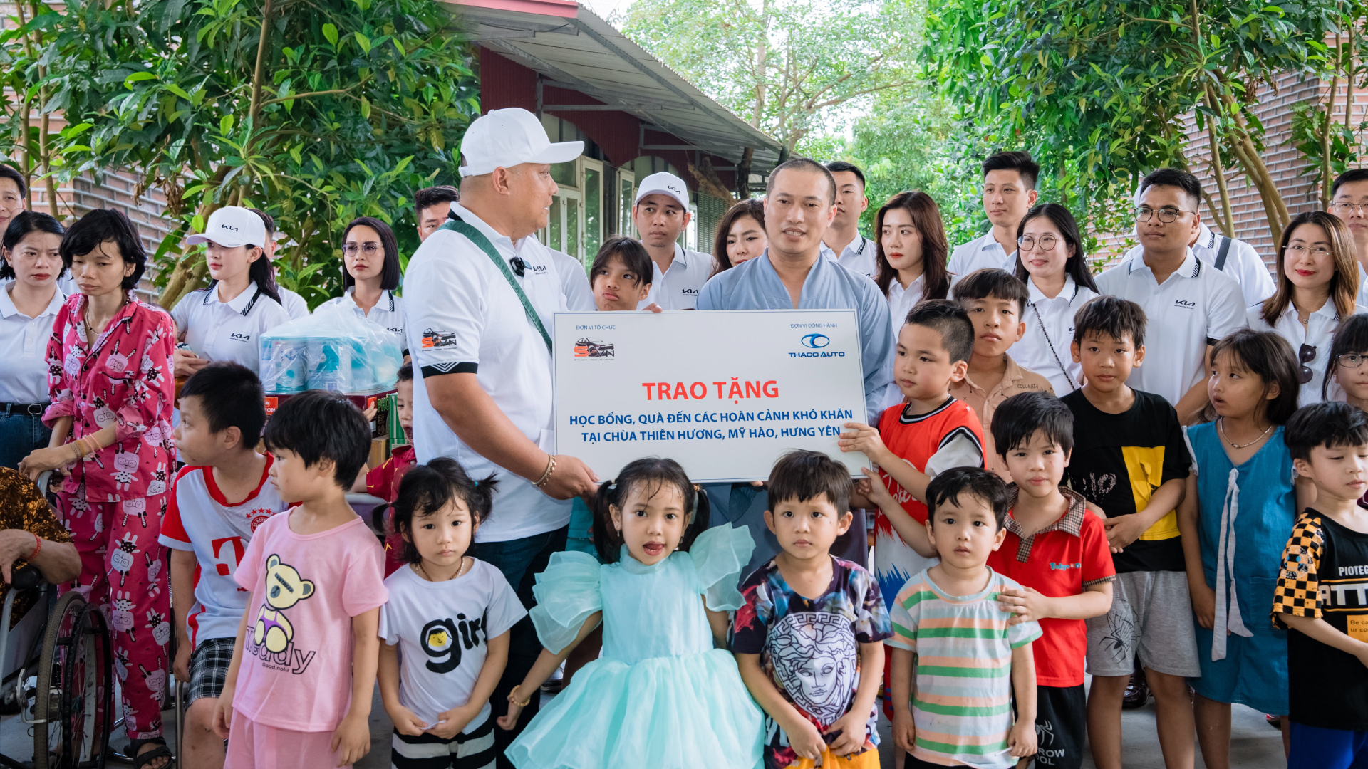 THACO AUTO và CLB Kia Sportage trao quà và tài trợ cho các em tại chùa Thiên Hương (Hưng Yên)