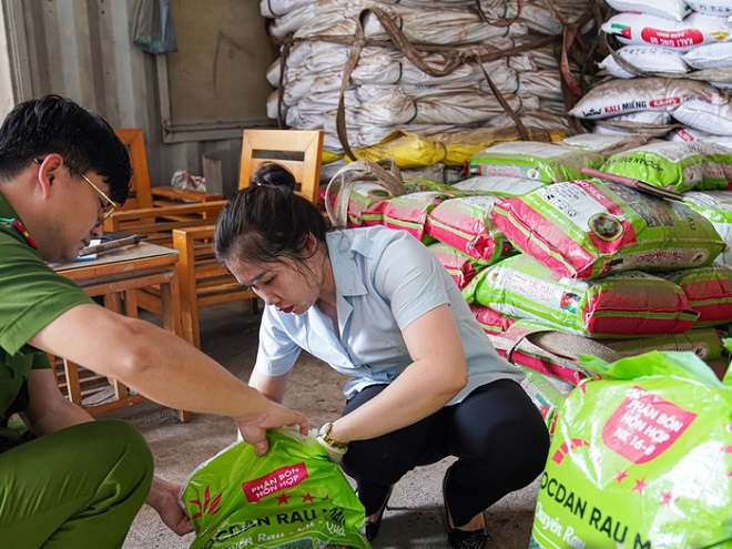 Hòa Bình triệt phá vụ sản xuất phân bón giả lớn nhất từ trước đến nay, thu giữ hàng trăm tấn Hòa Bình triệt phá vụ sản xuất phân bón giả lớn nhất từ trước đến nay, thu giữ hàng trăm tấn