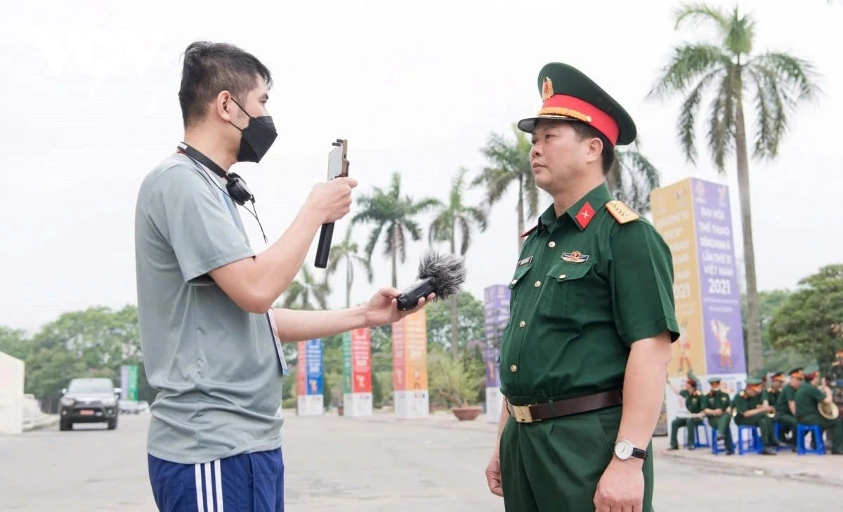 Nhà báo Ngô Đức - Ban Văn hóa - Xã hội và Dân tộc, Đài TNVN trong một lần tác nghiệp