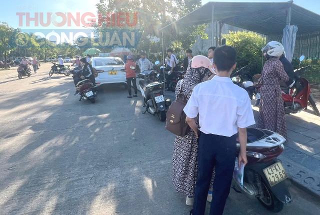 Thời tiết tại TP. Đà Nẵng sáng nay (2/6) rất đẹp nắng ấm, thuận lợi cho lực lượng chức năng bảo vệ an ninh cũng như phụ huynh, học sinh đến tại 33 điểm thi tuyển sinh lớp 10. Thời tiết tại TP. Đà Nẵng sáng nay (2/6) rất đẹp nắng ấm, thuận lợi cho lực lượng chức năng bảo vệ an ninh cũng như phụ huynh, học sinh đến tại 33 điểm thi tuyển sinh lớp 10.