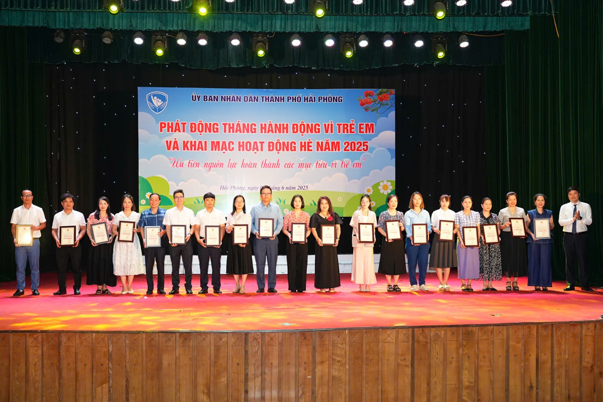 Trao Bằng khen v&agrave; ghi nhận danh hiệu &ldquo;Tấm l&ograve;ng v&agrave;ng&rdquo; cho c&aacute;c nh&agrave; t&agrave;i trợ ti&ecirc;u biểu đ&atilde; c&oacute; đ&oacute;ng g&oacute;p t&iacute;ch cực trong x&acirc;y dựng Quỹ Bảo trợ trẻ em th&agrave;nh phố năm 2024.